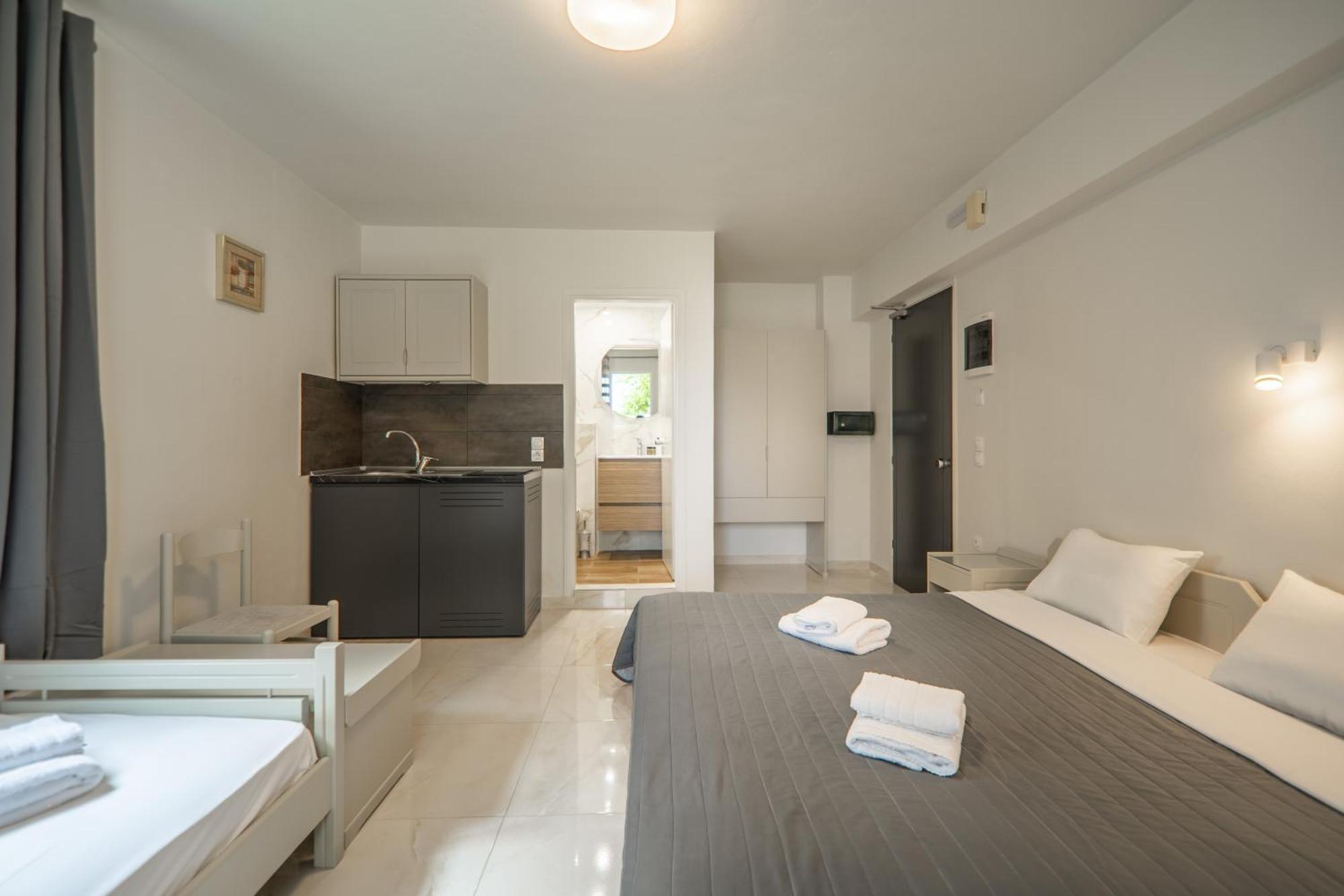 Manos Beachside Apartments Agia Marina  Room photo