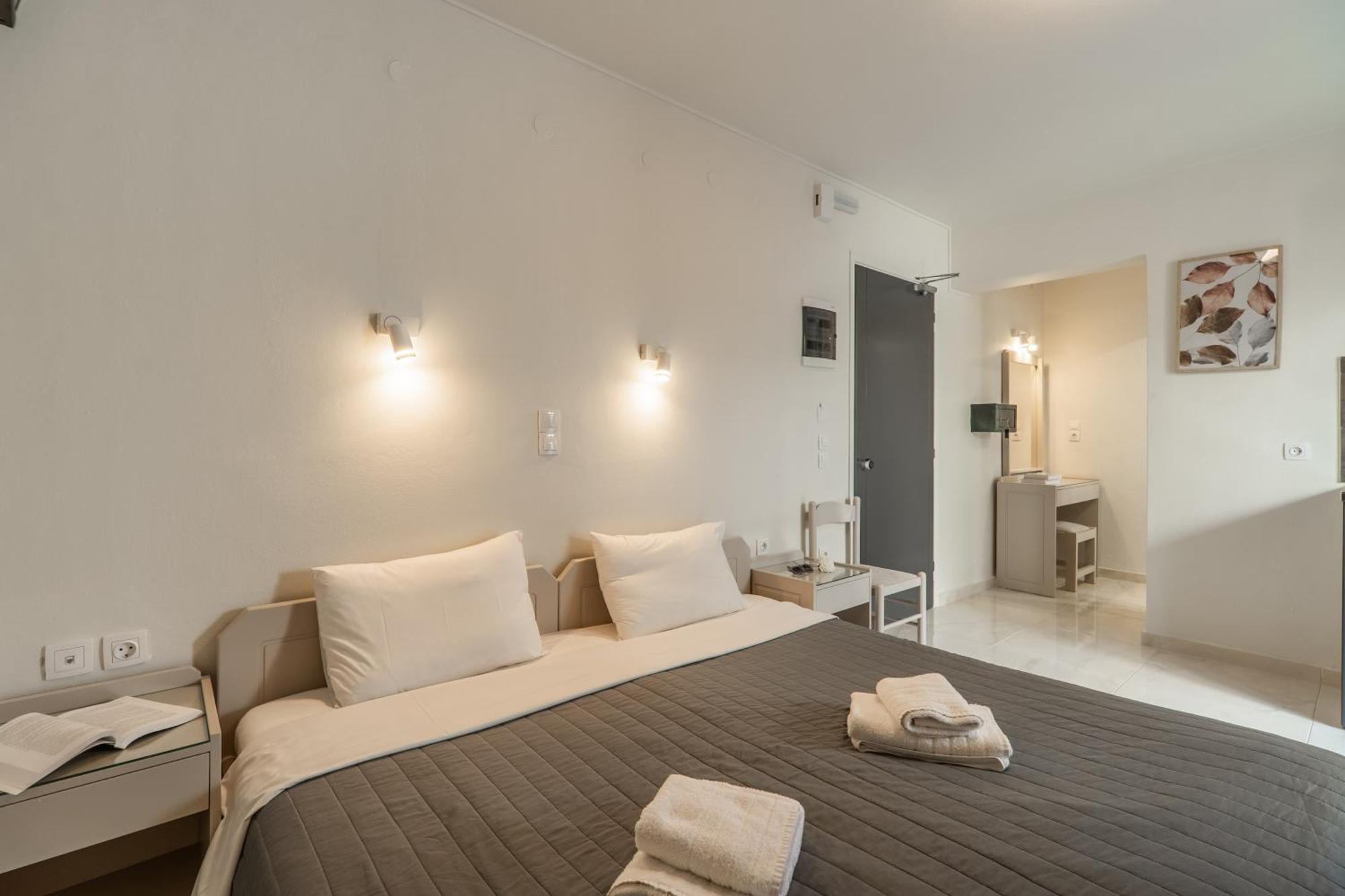 Manos Beachside Apartments Agia Marina  Exterior photo